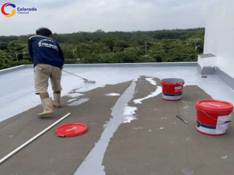 Trộn trước khi sơn PU Vitec cho nhà phố