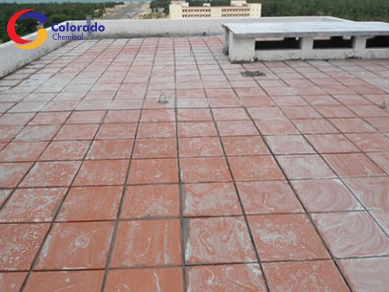 Dấu hiệu nhận biết sân thượng đã lát gạch bị thấm dột
